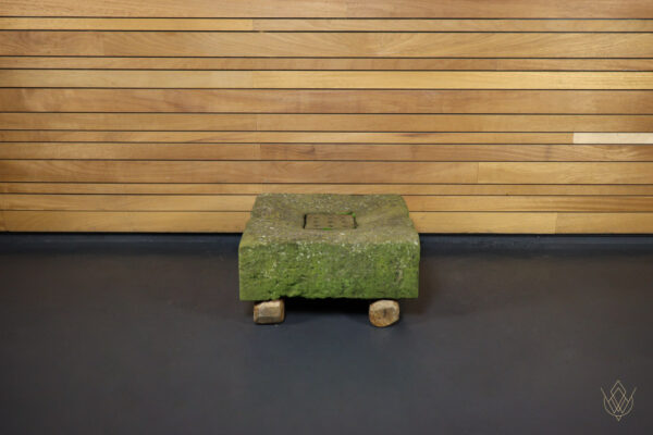 Large 19th Century Stone Gully with Original Cast Iron Grid - Image 8