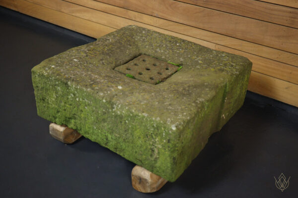 Large 19th Century Stone Gully with Original Cast Iron Grid - Image 7