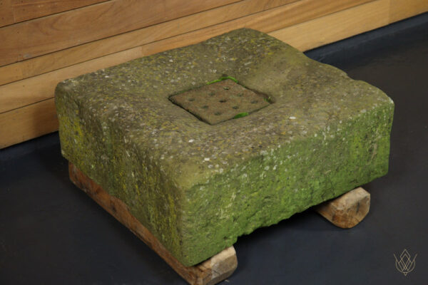 Large 19th Century Stone Gully with Original Cast Iron Grid - Image 5