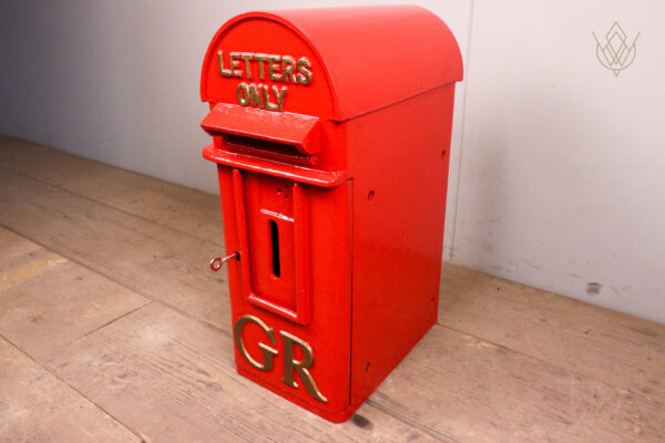Cast Iron GR 'Hovis' Pole Mounted Post Box - WM12125 - Image 4