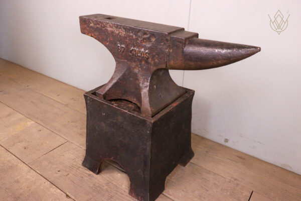 Vintage 87 Kilos Blacksmiths Anvil on Stand - WM12153
