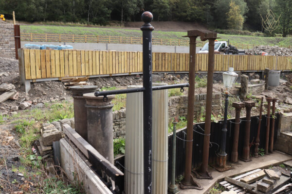 Large Steel Post/Lamp Post with 2 Hanging Basket Brackets - WM12203 - Image 3