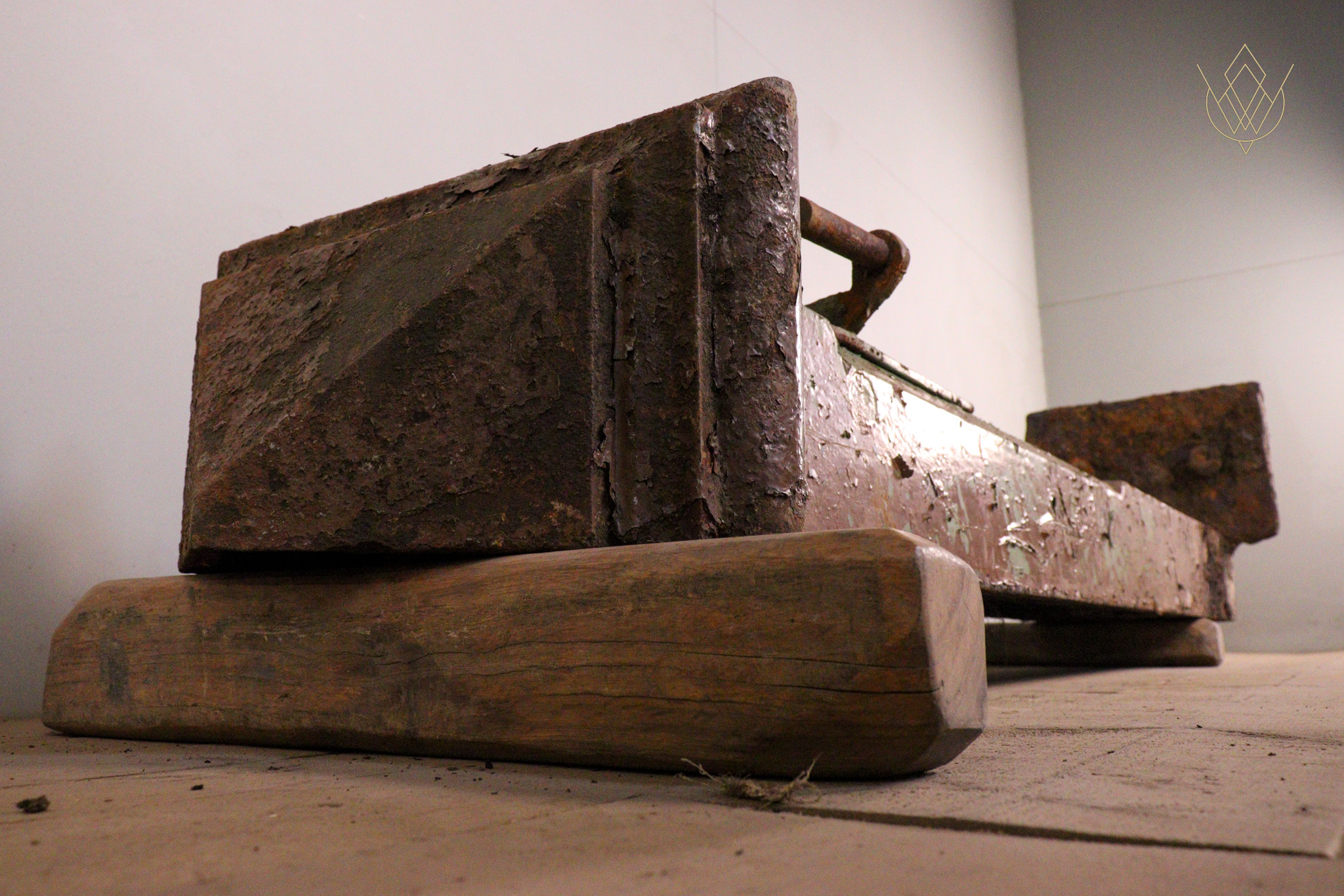 Large Wall End Victorian Cast Iron Gatepost & Pier Cap - WM12280 - Image 4