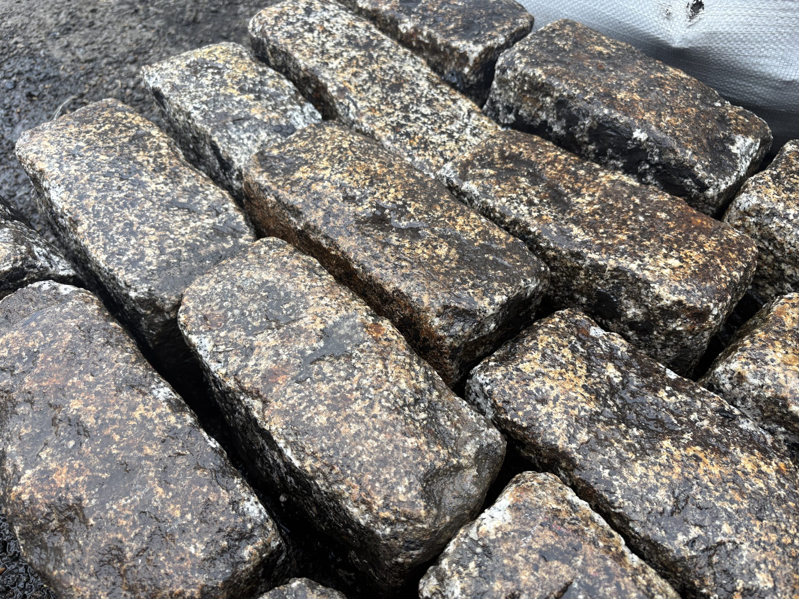 Reclaimed White Orange Speckled Granite Setts/Cobbles - WM12569 - Image 4