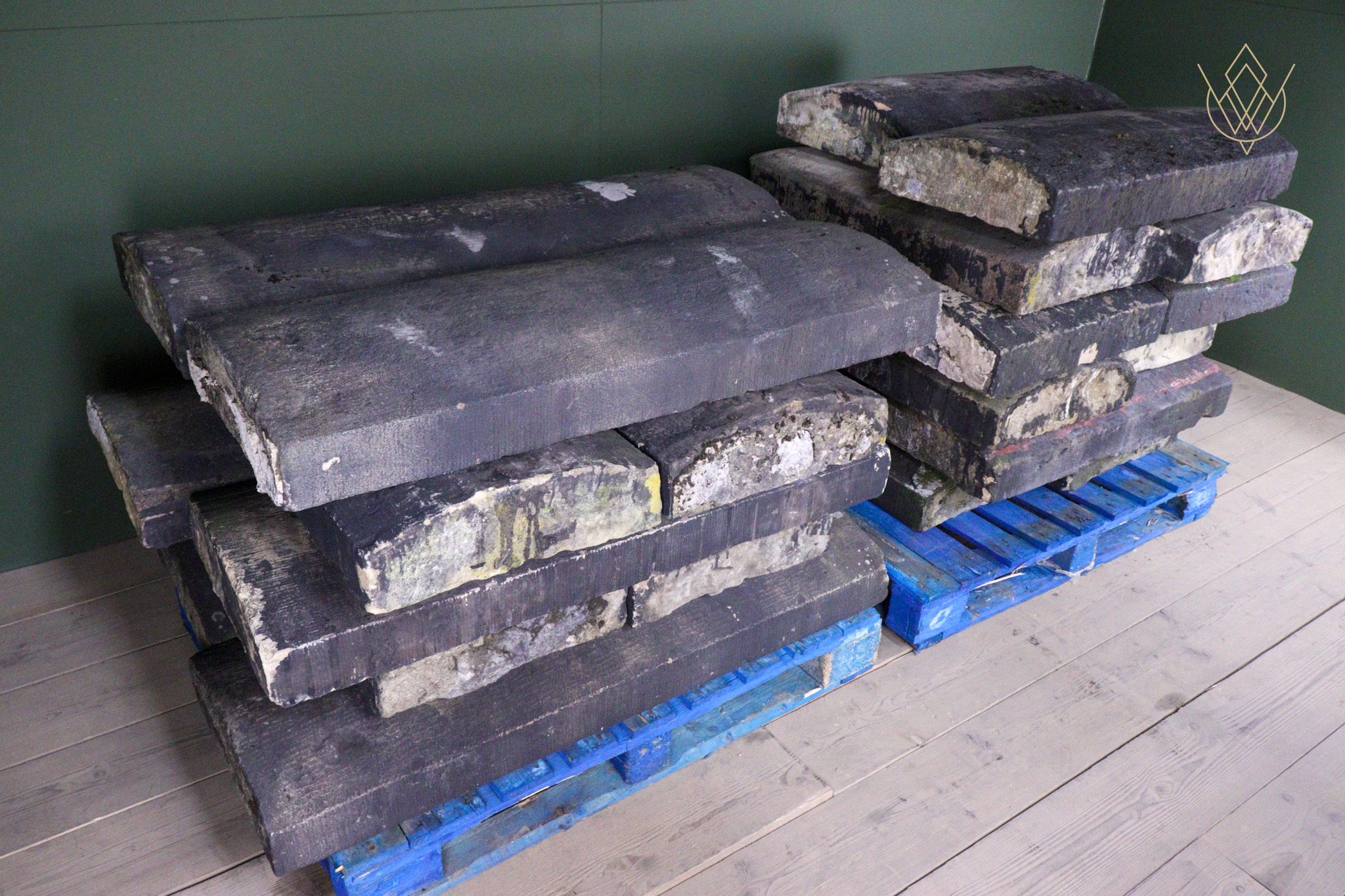 300ft - 19" x 6" Round Top Reclaimed Coping Stones - WM12576