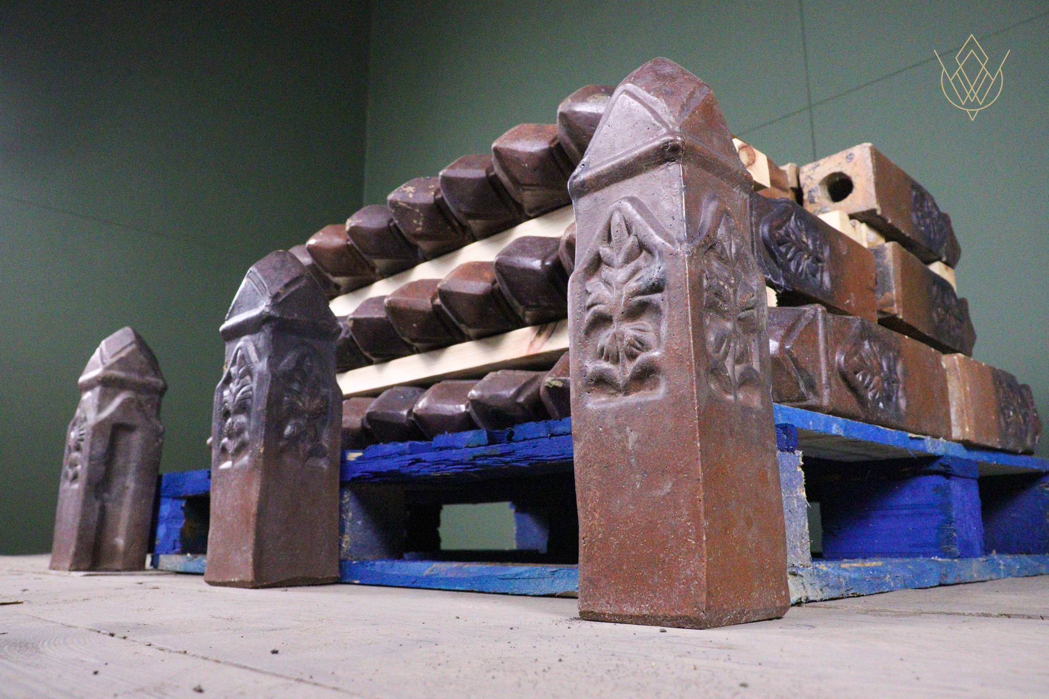 56x Victorian Salt Glazed Terracotta Rope Edging Corner Plinths - WM12638 - Image 3