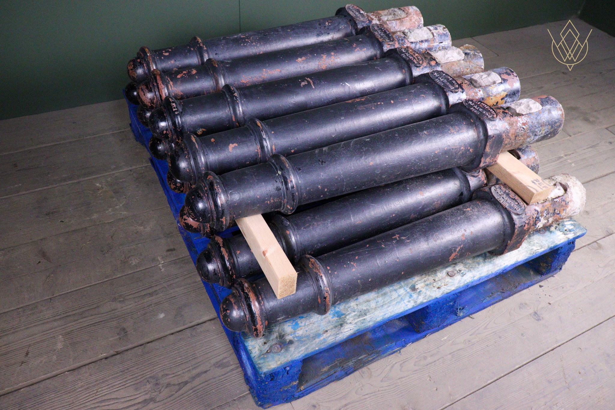 Batch of 12 D.W.Windsor Cast Iron Bollards - WM12657 - Image 8