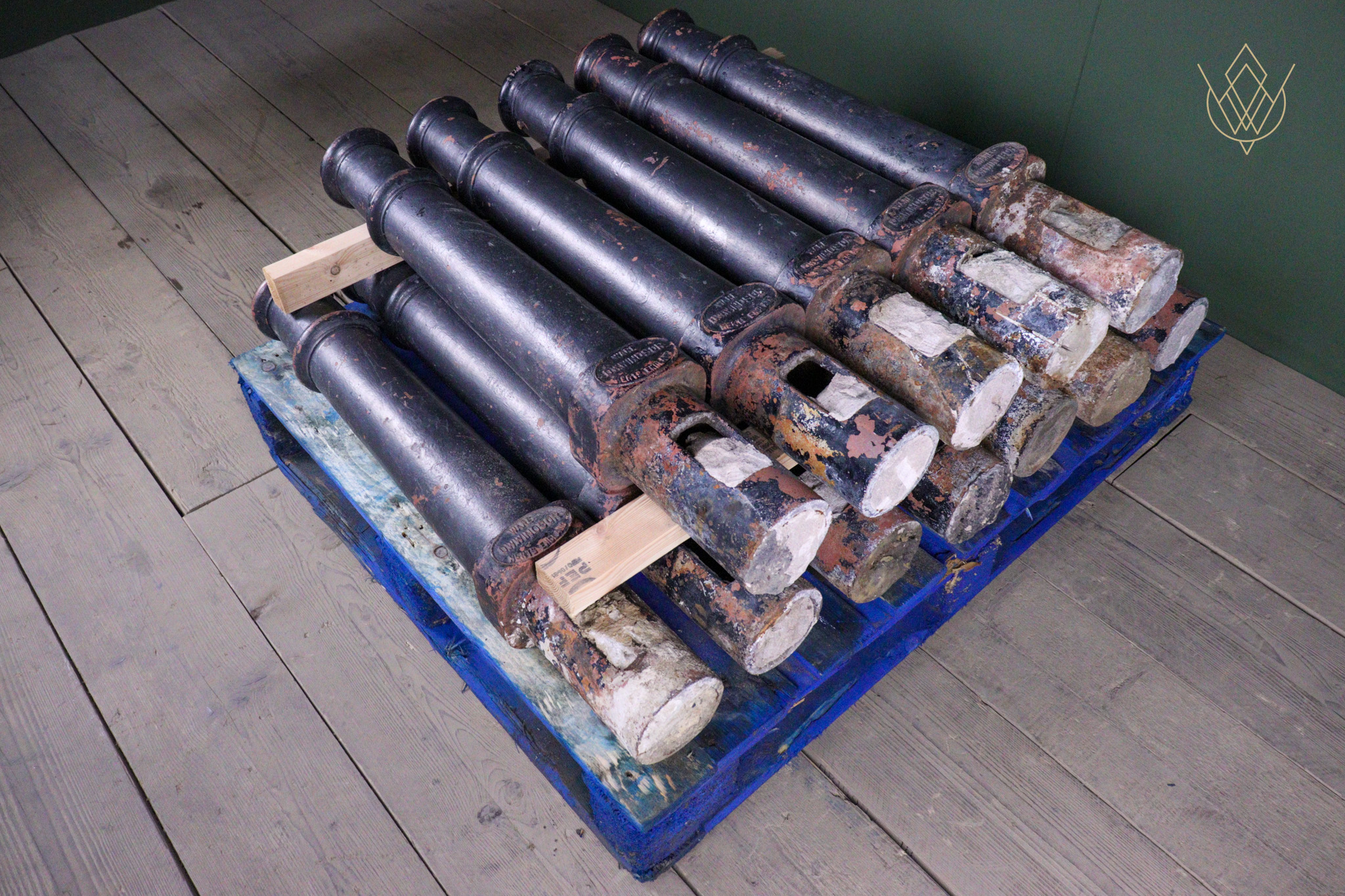 Batch of 12 D.W.Windsor Cast Iron Bollards - WM12657 - Image 7